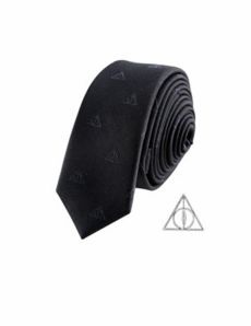Réplique cravate deluxe avec pin's Les Reliques de la Mort Harry Potter accessoire